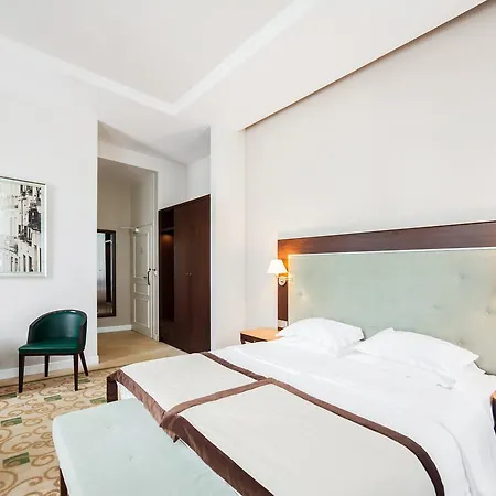 Отель Dyplomat 4*